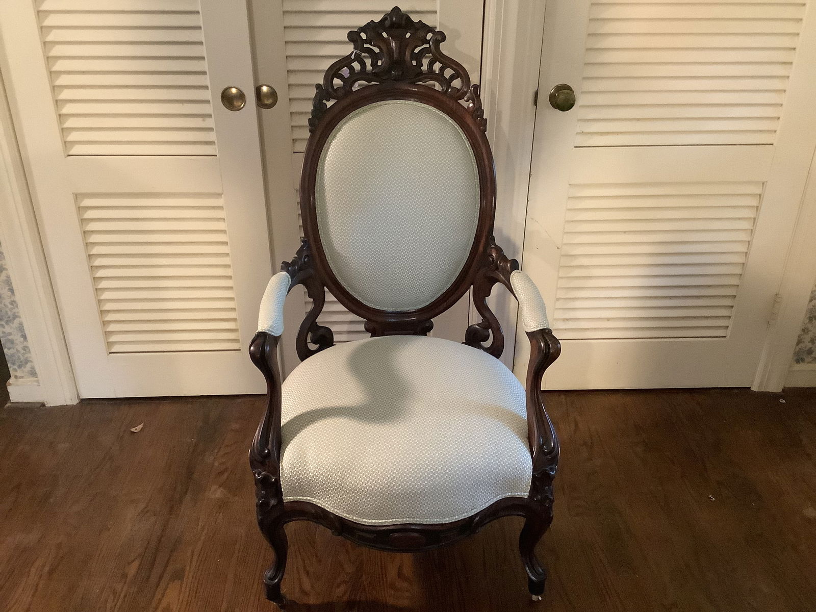 Victorian Chair: 24x22.5x45