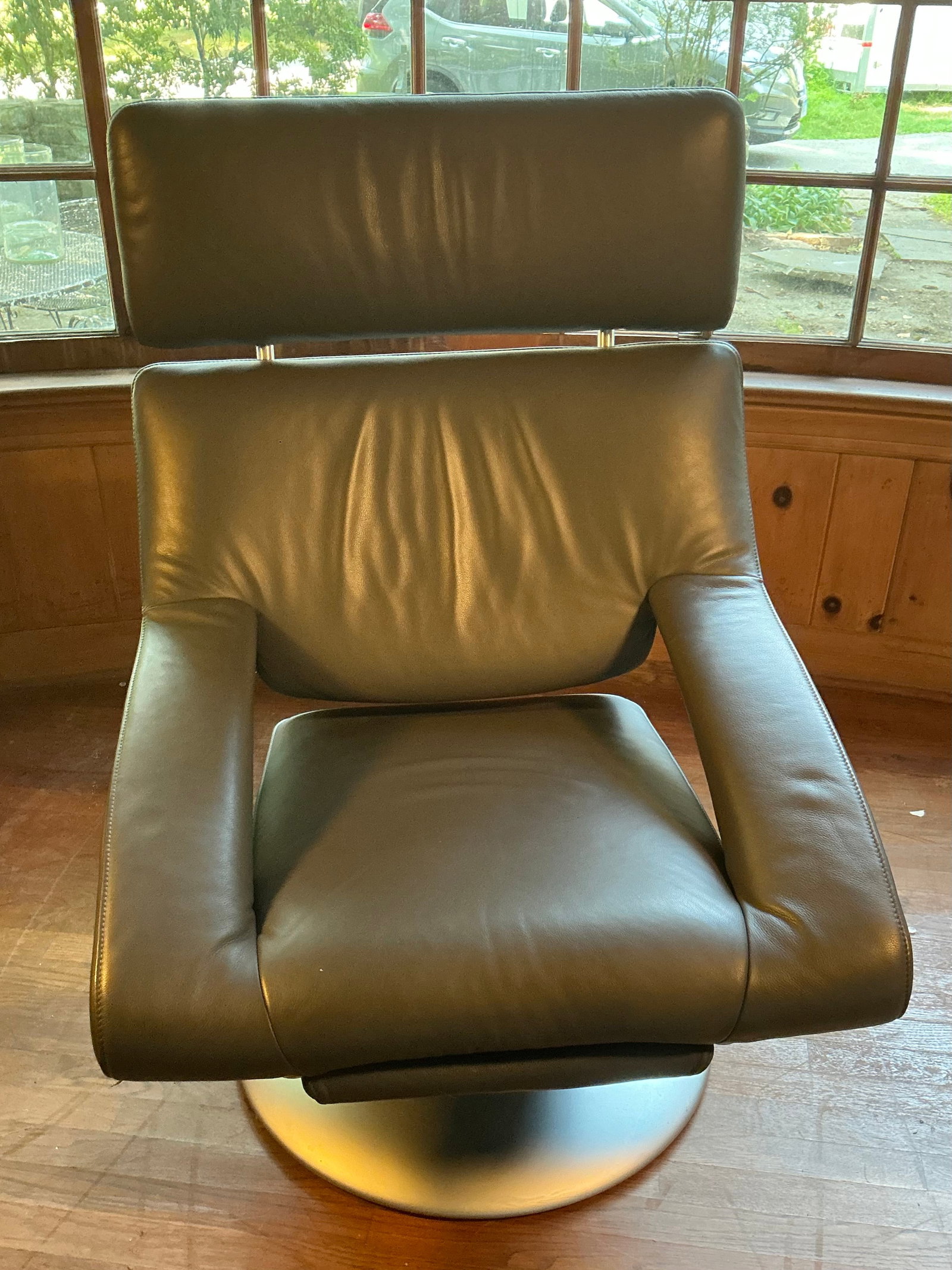 De Sede DS - 255 Charcoal Grey Leather Swivel Lounge Chair: De Sede DS - 255 (Swiss) Charcoal Grey Leather Swivel Lounge Chair. Measures 43” H x 32” D x 30 1/2” W, Seat height 17”. Chair is in great condition.
