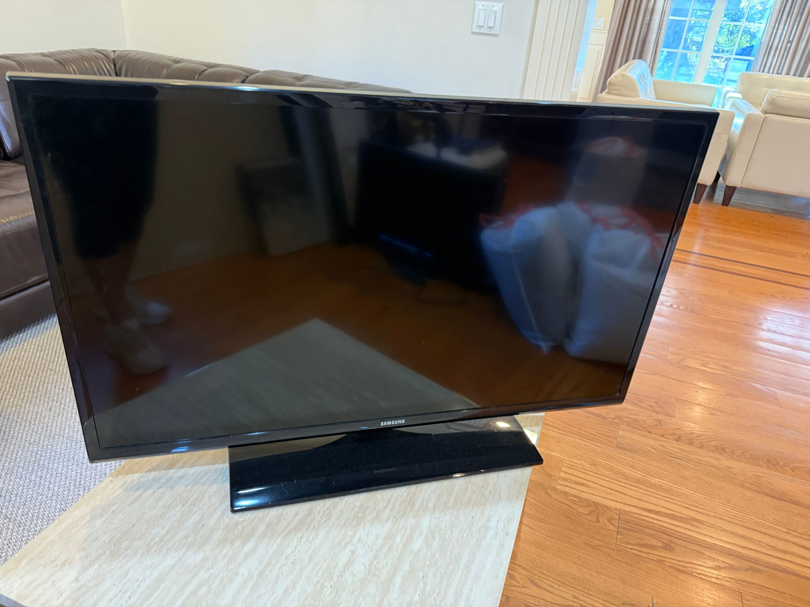 40'' Samsung Smart TV: 40" - comes with remote