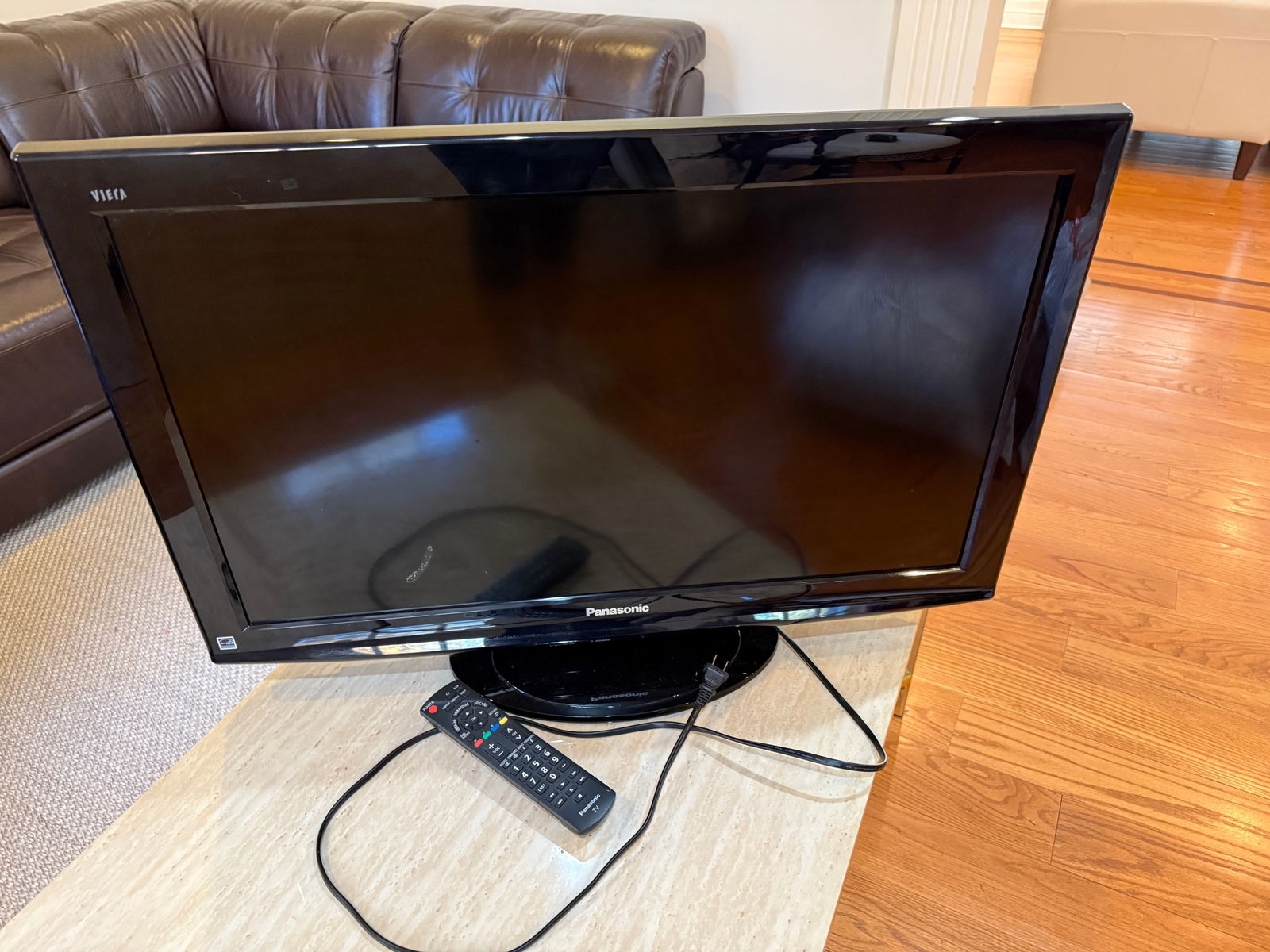 32'' Panasonic smart tv: 32" comes with remote