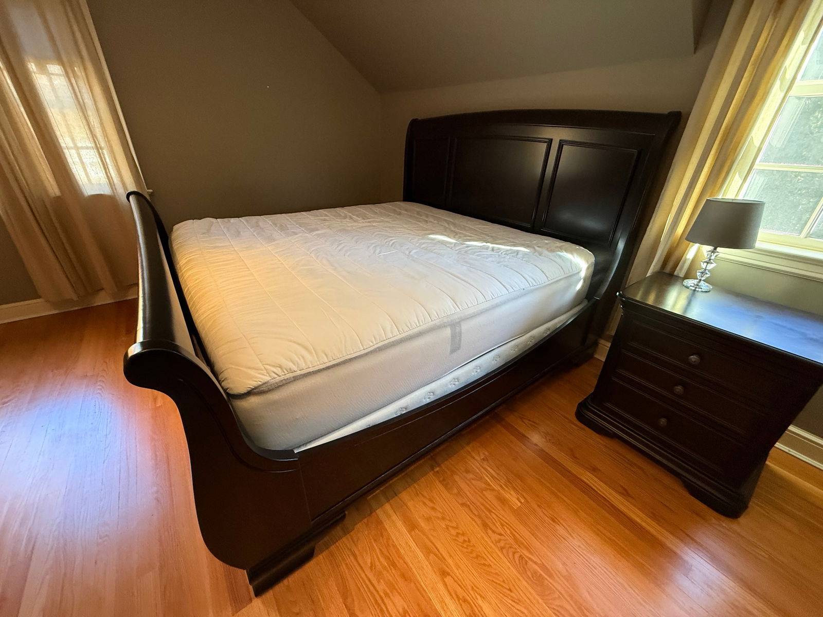 King Size Mahogany Sleigh Bed and night stand: Large and lovely King sleigh bed with one night standNightstand - 27x19x29mattress NOT included