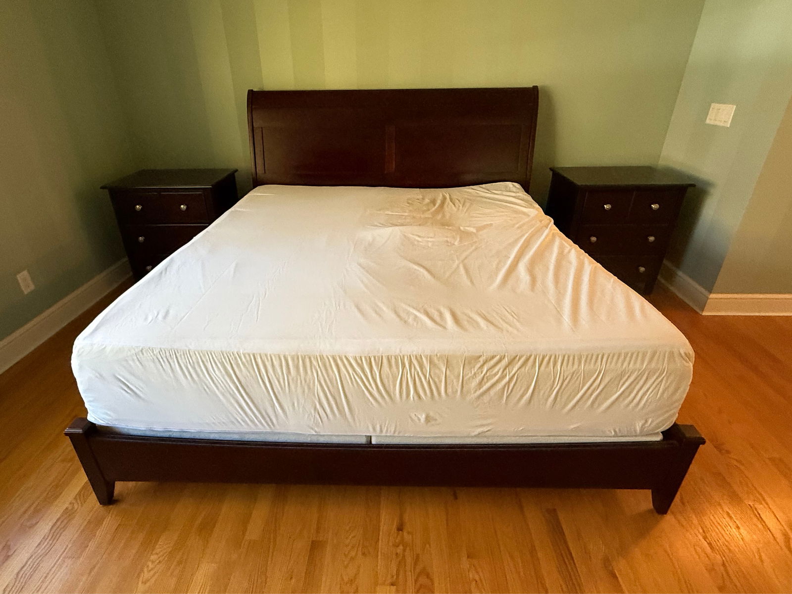 King Mahogany Sleigh Bed Set with 2 Night Stands: Another lovely king Sleigh bed, this one comes with 2 nightstands3 Drawer Sight Stands with Silver Knobs 28x20x30No mattress with bed