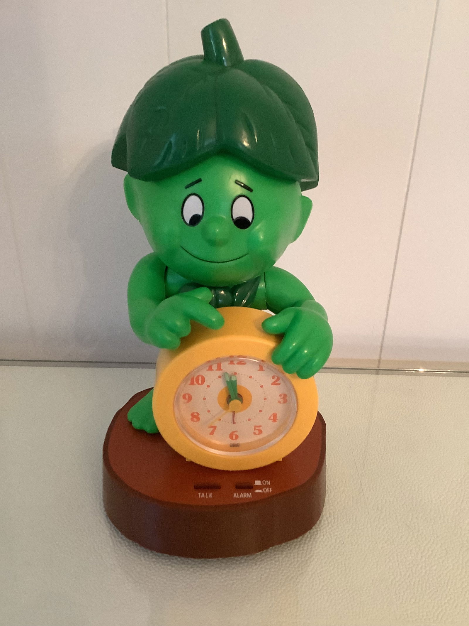 Vintage 1985 Pillsbury Jolly Green Giant Little Sprout talking alarm clock: This vintage 1985 Little Sprout Talking Alarm Clock, manufactured by Pillsbury, is a must-have for any collector of decorative items. With its bright green color and retro style, this analog clock wil