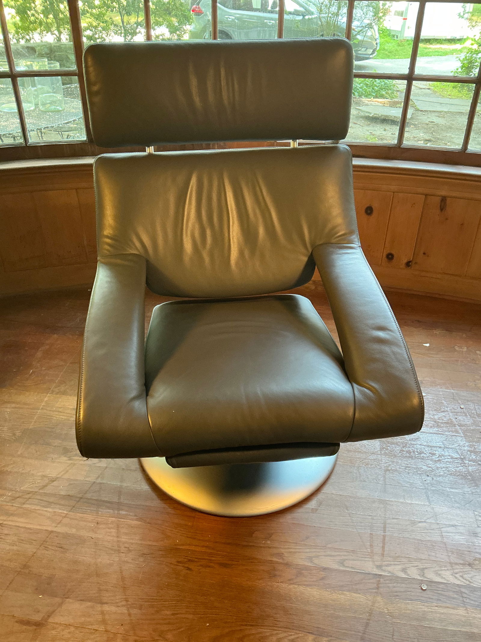 De Sede Grey Leather Armchair: A beautiful De Sede armchair in grey leather. This chair has a trumpet shaped base with swivel function in matte chrome. It has a tilt mechanism with an extendable foot support. It is extremely comfor