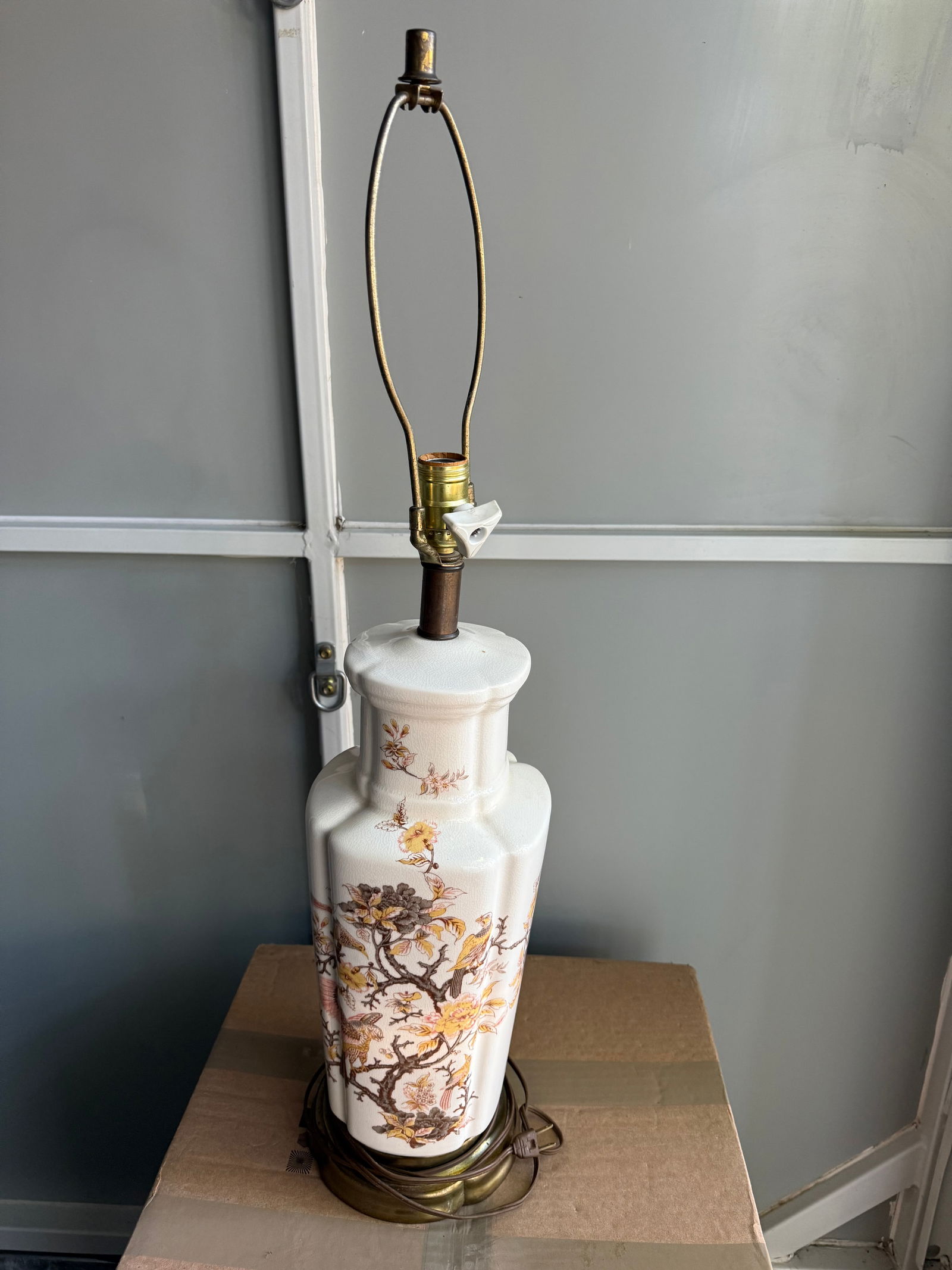 Vintage Lamp: Vintage chinoiserie porcelain table lamp with a hand painted floral and bird motif17"high