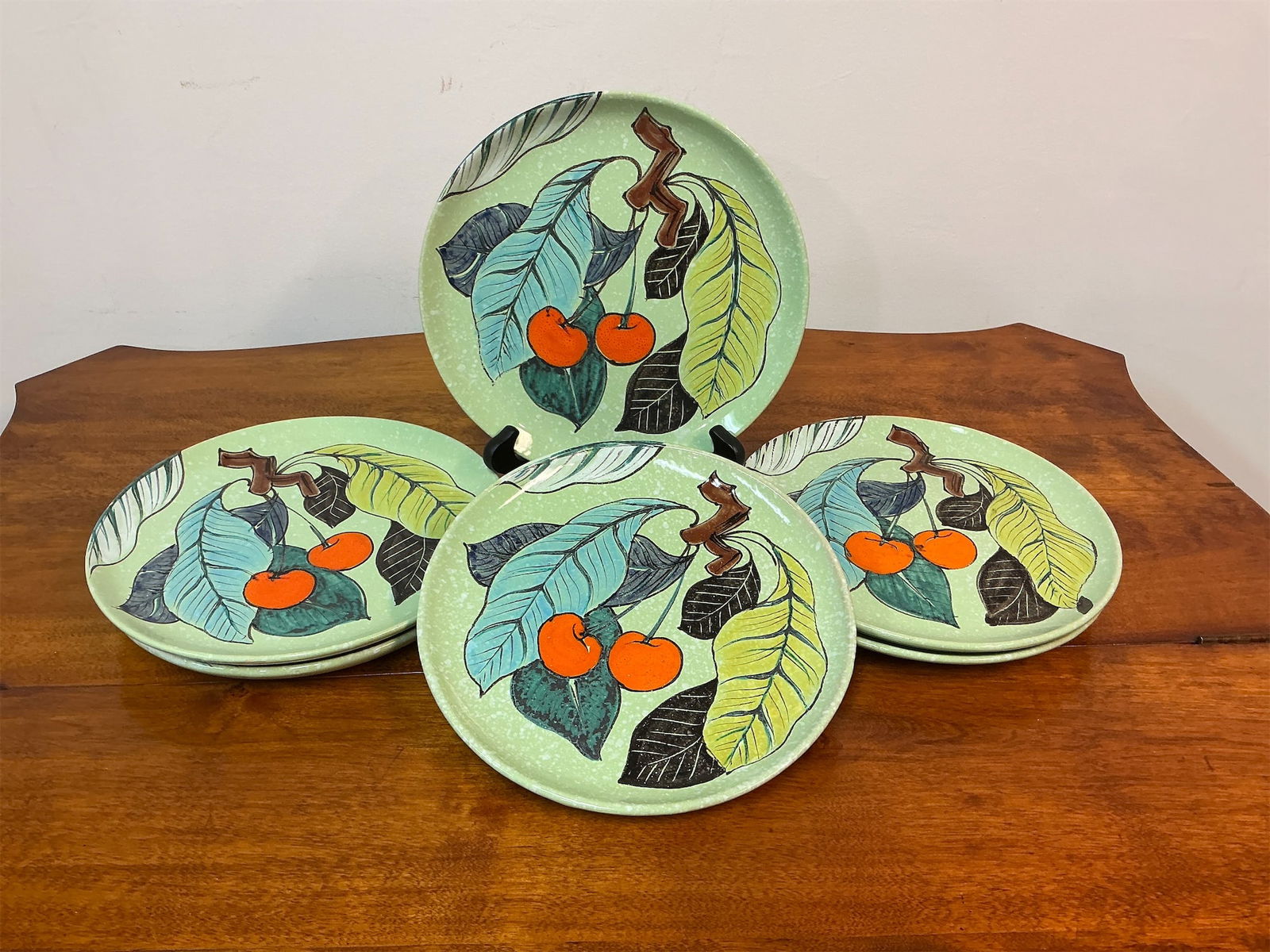 Handmade stoneware dishes made in Italy: Set of six handmade stoneware dishes crafted in Italy, showcasing a vibrant and detailed design featuring orange fruits and lush green leaves. Each plate is adorned with a unique hand-painted pattern