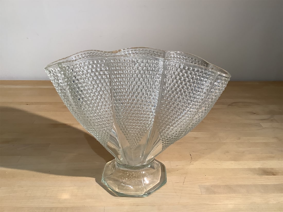 Vintage L.E. Smith Glass Hobnail Vase: Vintage L.E. Smith glass hobnail vase features an elegant design with striking hobnail detailing. The vase showcases a beautiful scalloped rim that adds a touch of sophistication, complemented by a