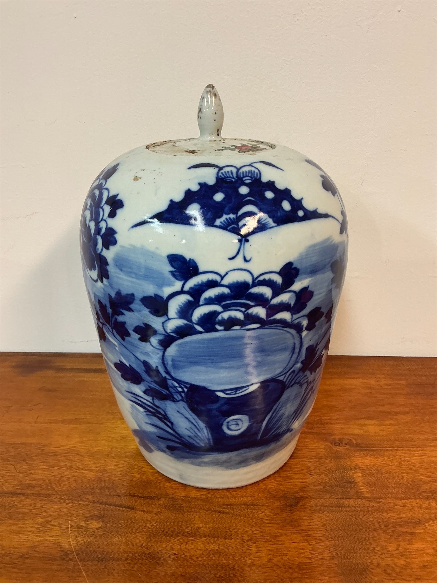 Antique Chinese Blue & White Porcelain Ginger Jar: Antique Chinese blue and white porcelain ginger jar showcases traditional craftsmanship and intricate artistry. The jar features a stunning floral design, highlighted by deep blue hues set against a