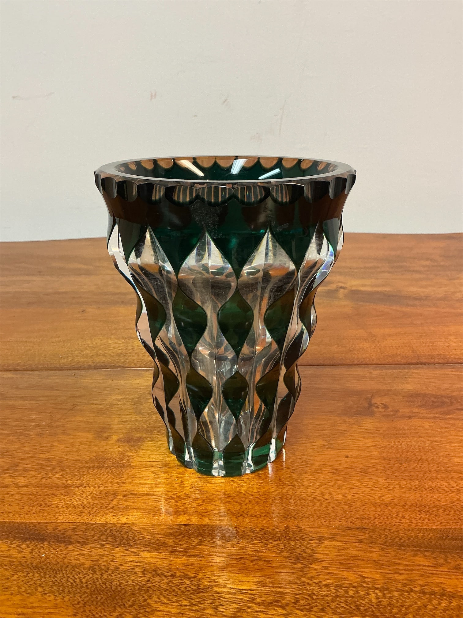 Val Saint Lambert emerald green & clear cut crystal vase: Enchanting Val Saint Lambert vase features a stunning combination of emerald green and clear cut crystal. The intricate design showcases a series of diamond-shaped facets that create an eye-catching d