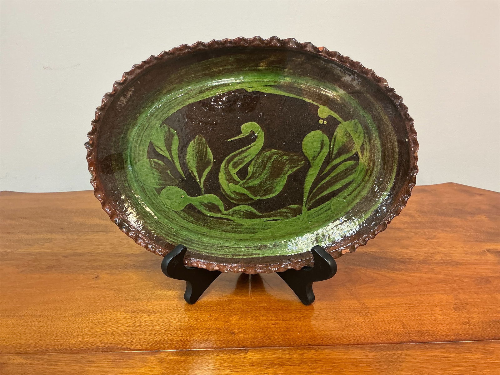 1930 s Patamban Michoac n, Mexico Green Glaze Redware Pottery Platter: Exquisite 1930s Patamban Michoac n, Mexico green glaze redware pottery platter showcases traditional craftsmanship and vibrant design. The oval platter features a detailed hand-painted motif of a grac