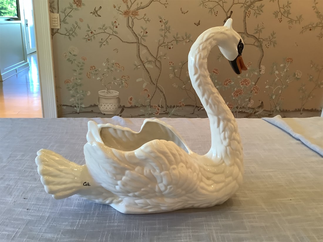 Vintage Swan Planter: This charming vintage Swan planter from the early 20th century adds a touch of elegance to any decor. Crafted from fine ceramic, it showcases exquisite detailing with its gracefully curved neck and
