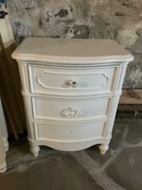 3 Drawer Night Stand (1 of 2)