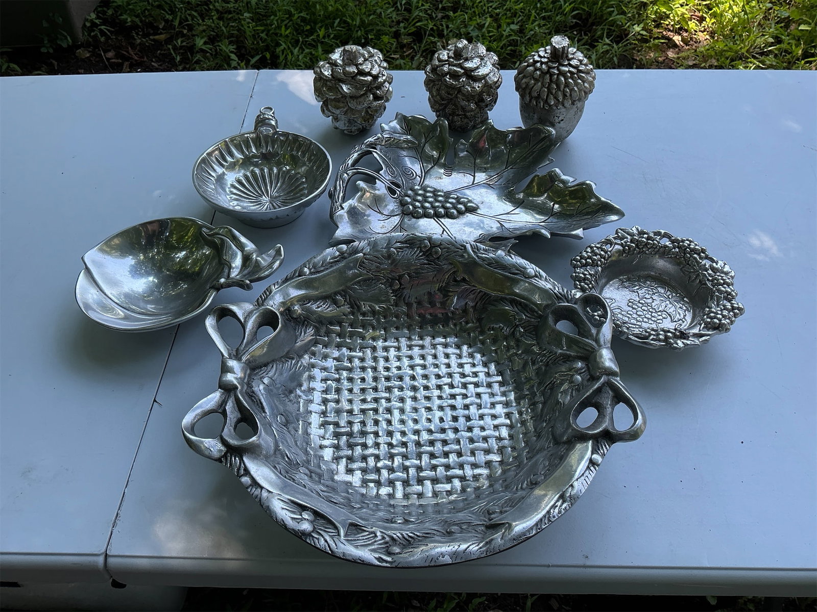 Mariposa Set: This elegant Mariposa set features an exquisite collection of decorative and functional pieces crafted in a stunning metallic finish. The set includes a large woven basket with decorative bow