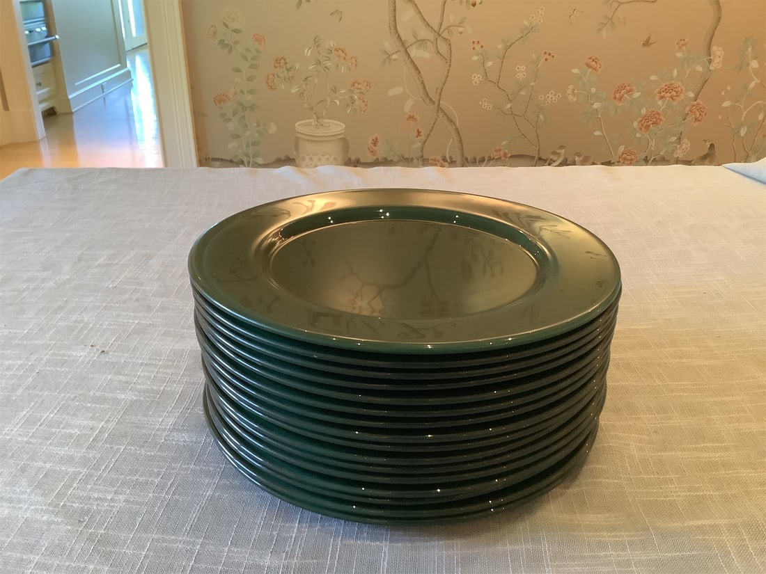 Villeroy & Boch Set of Green Plates: This elegant set of green plates from Villeroy & Boch features a timeless design that complements various dining styles. Each plate displays a rich green hue, enhancing the aesthetic appeal of any