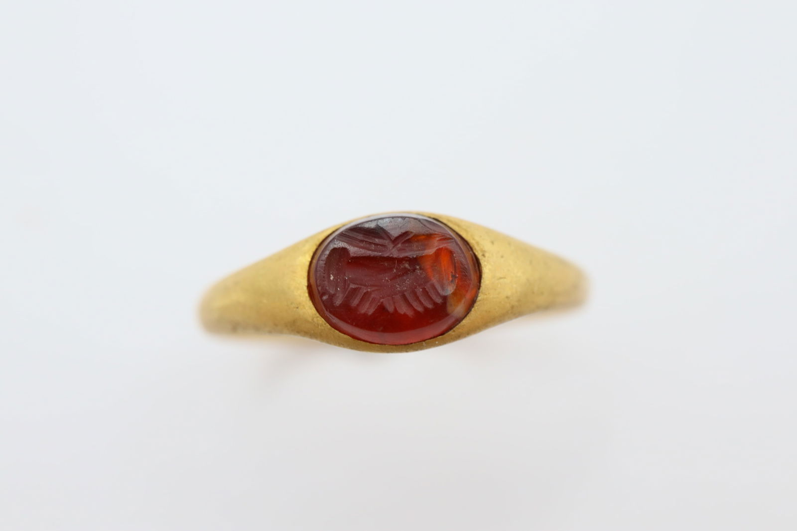 Roman Gold Ring with Clasped Hands Intaglio 1st-3rd Century AD (1 of 2)