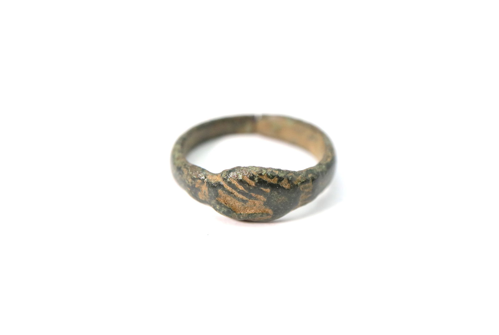 Medieval Bronze Fede Ring with Clasped Hands, Circa  15en, 16en Century AD (1 of 2)