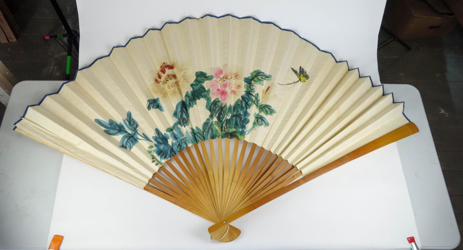 Large Hand Painted Chinese Fan. (1 of 2)