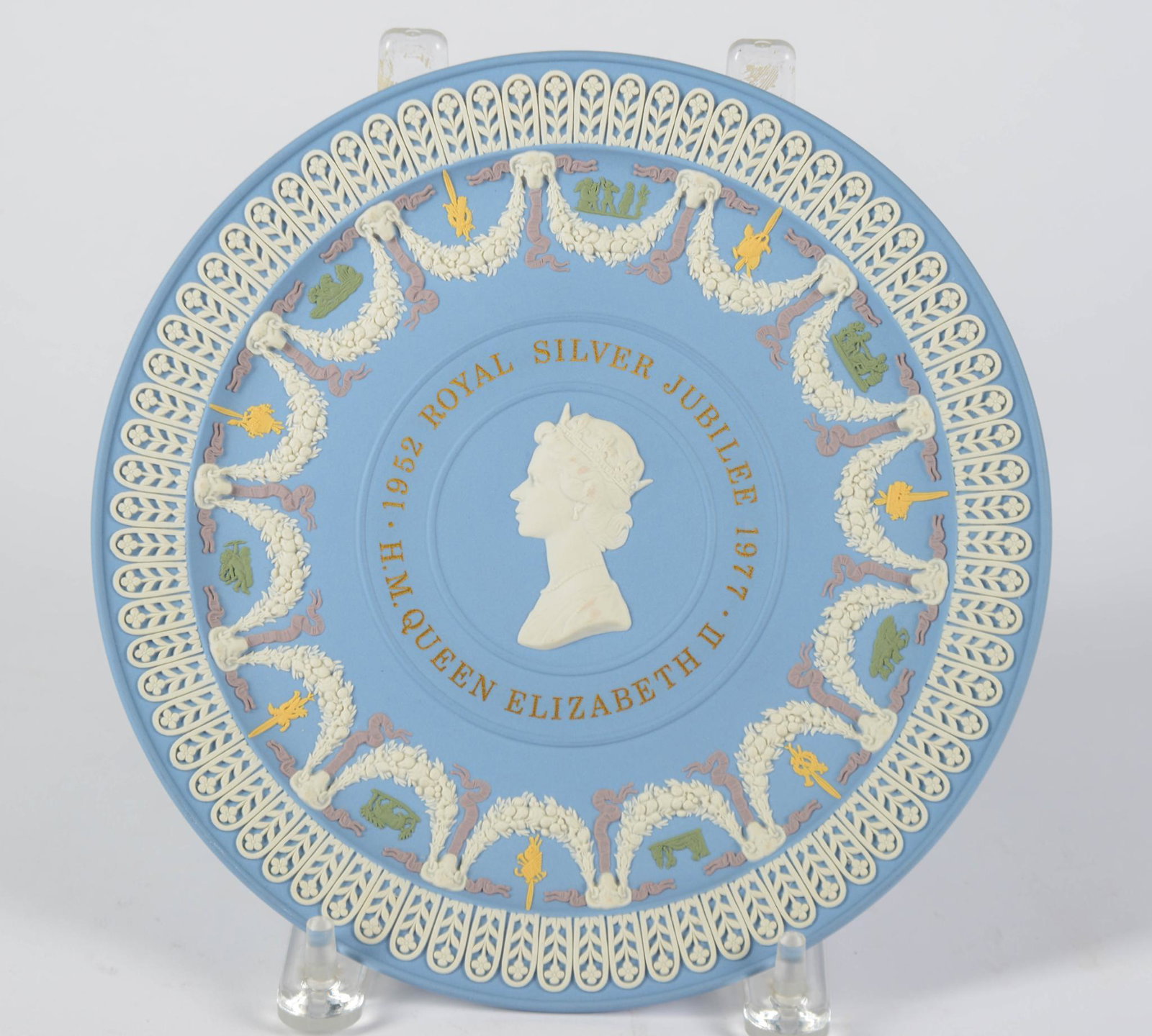 Wedgwood Silver Jubilee Plate.: Diameter 8.75 inches, in original box with paperwork.