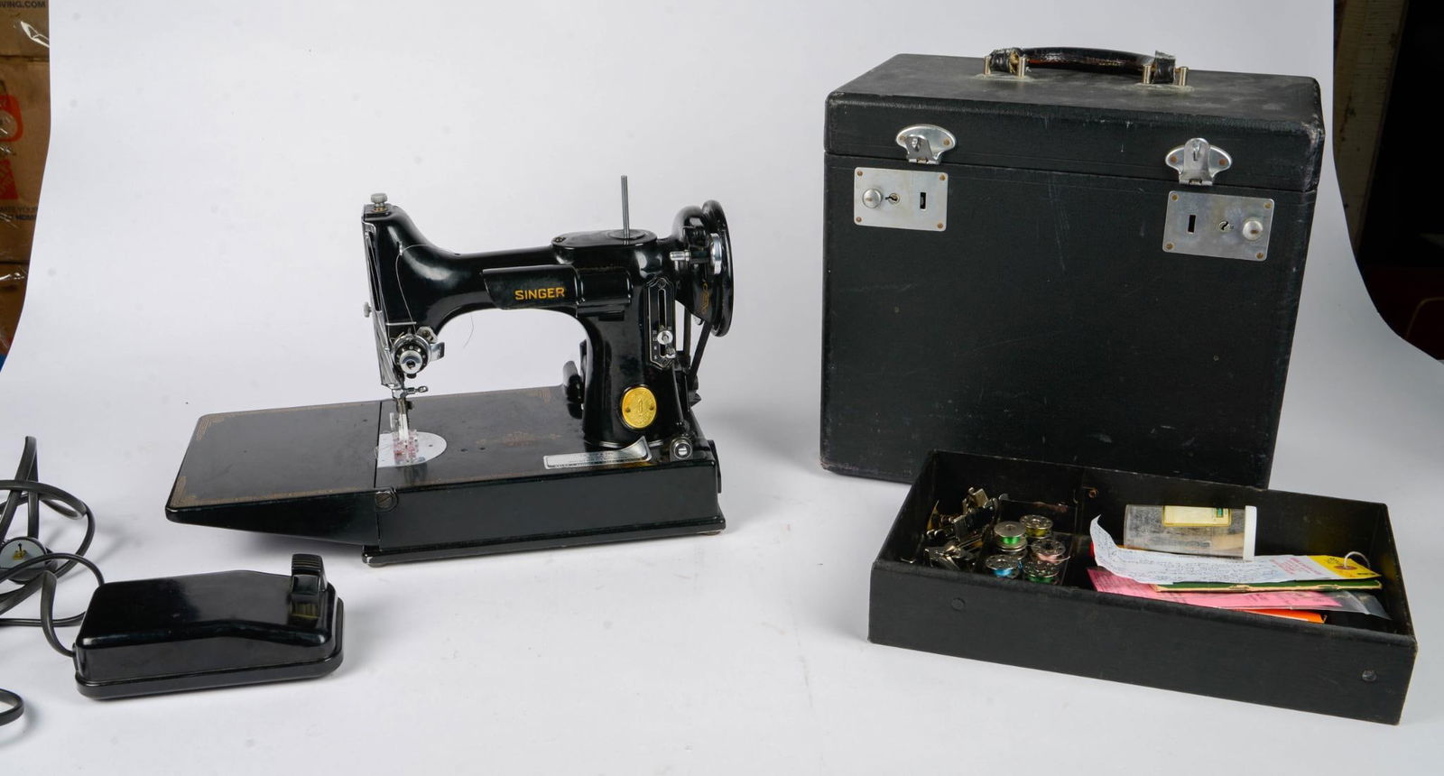 Singer Sewing Machine in Original Case. (1 of 6)