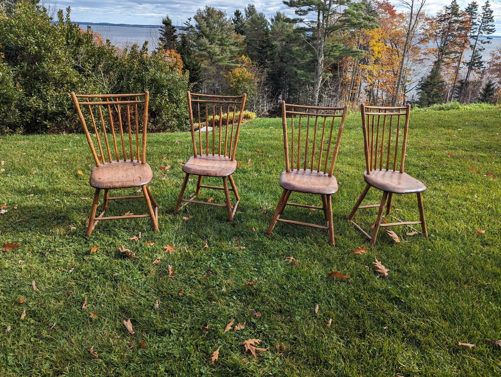FOUR WINDSOR SIDE CHAIRS. (1 of 2)