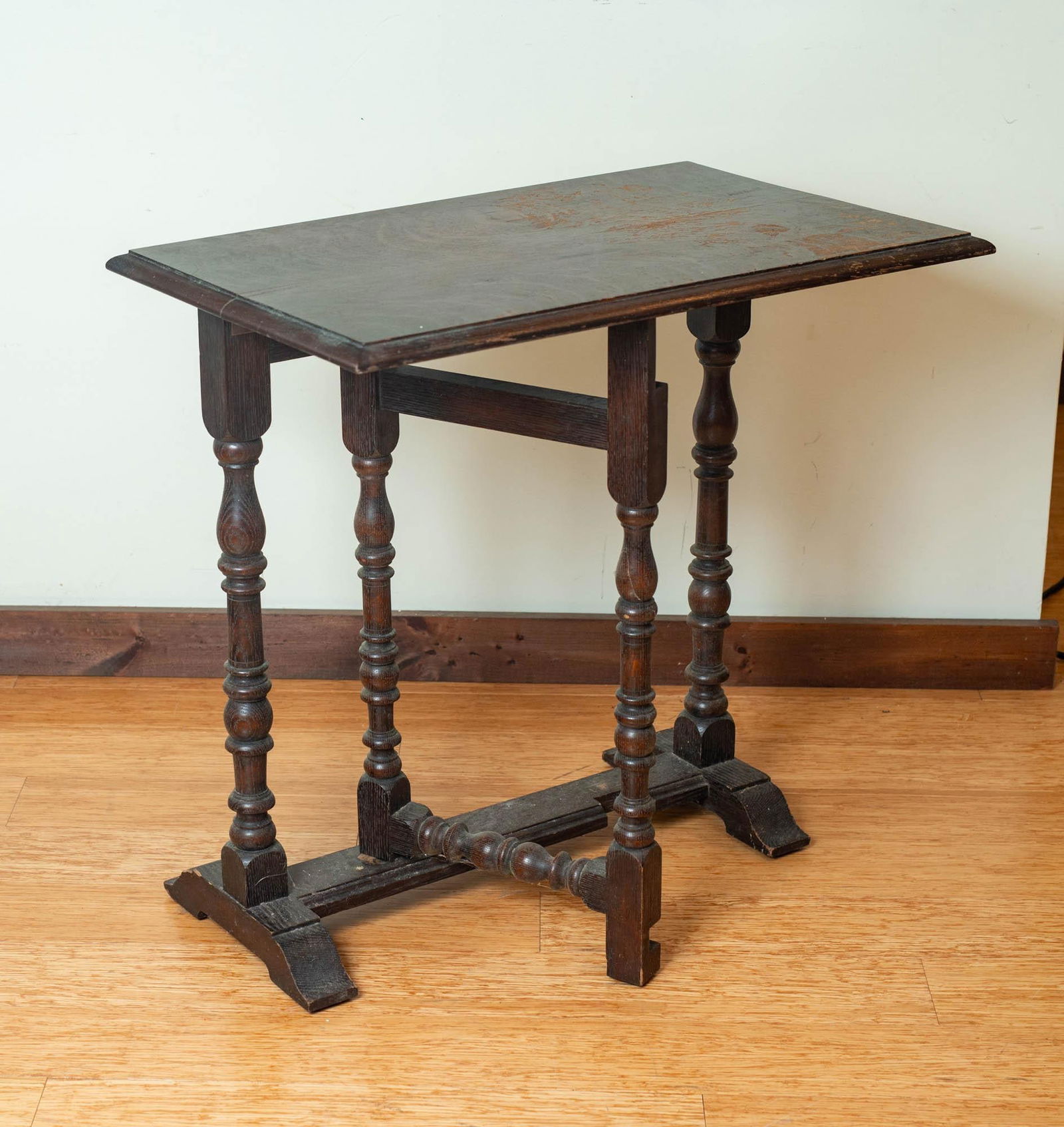 OLD OAK GATELEG TILT TOP TABLE. (1 of 2)
