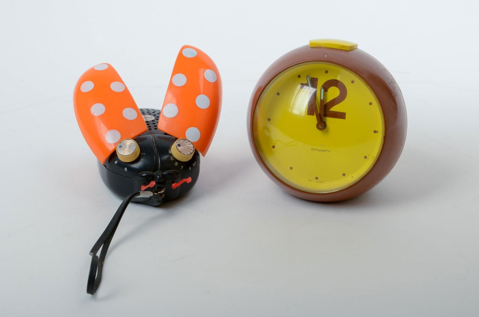DYNASTY WEST GERMAN ALARM CLOCK AND STEWART LADYBUG RADIO. (1 of 4)