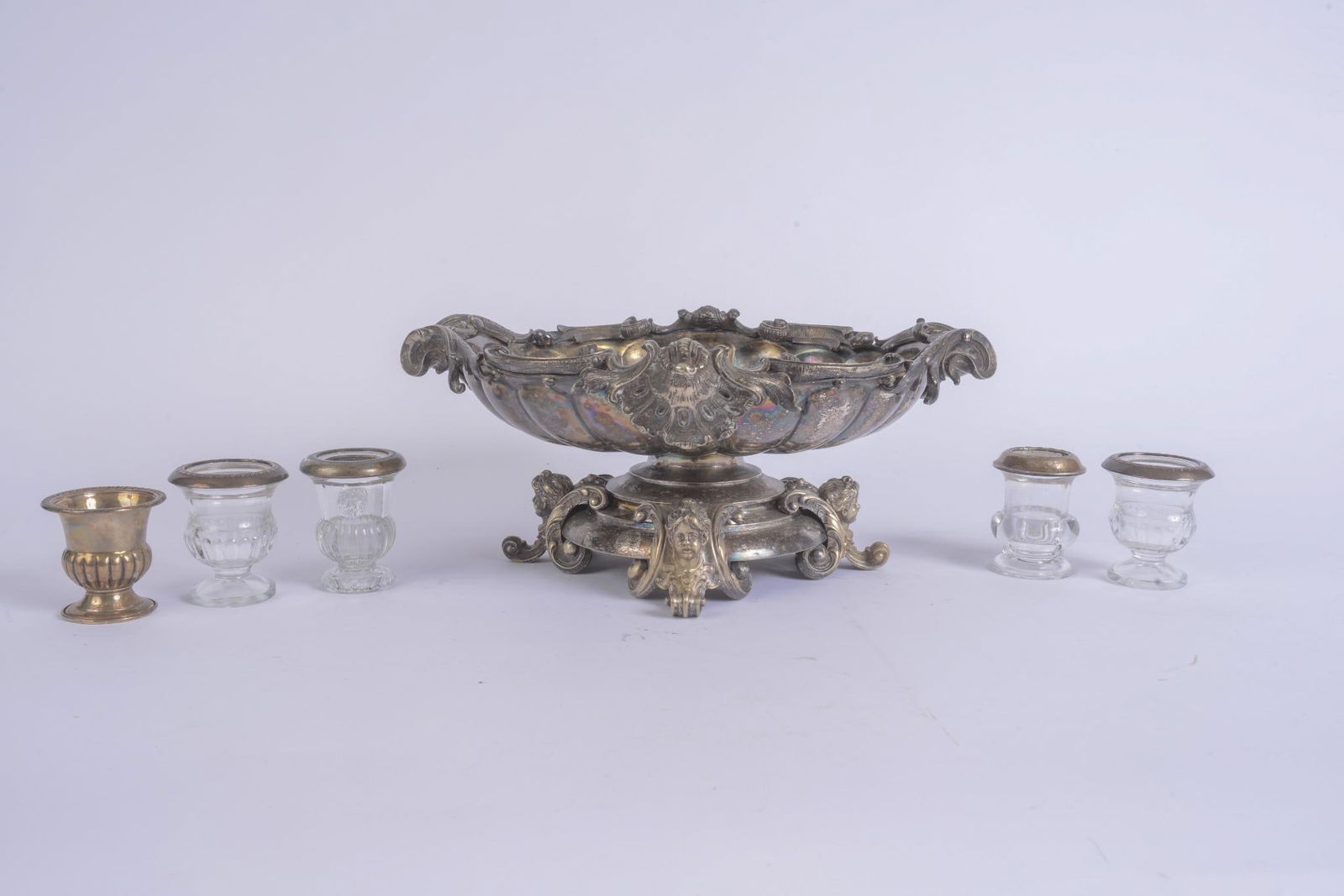 LARGE SILVERPLATE CENTER BOWL. (1 of 5)