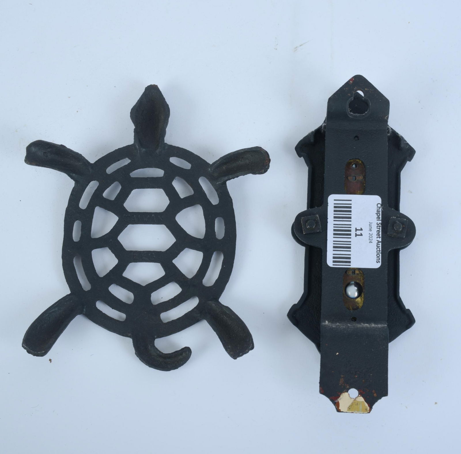 CAST IRON HOWARD HEATER THERMOMETER WITH TURTLE TRIVET (1 of 2)
