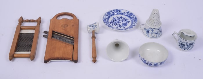 GROUP OF BLUE ONION PATTERN WARES