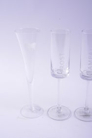 FOUR CHAMPAGNE GLASSES WITH GLASS DECANTER
