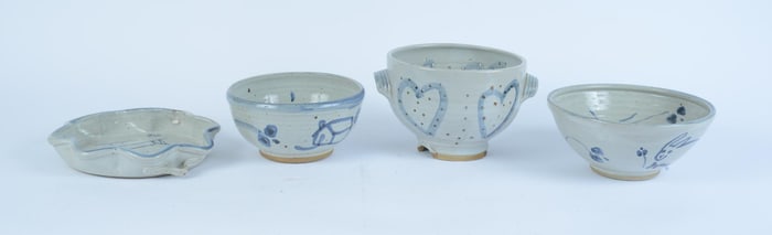 4 PIECES OF POTTERY WITH BLUE DECORATION