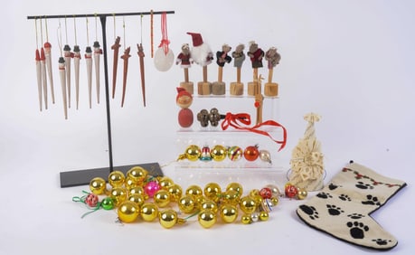 GROUP OF CHRISTMAS ORNAMENTS