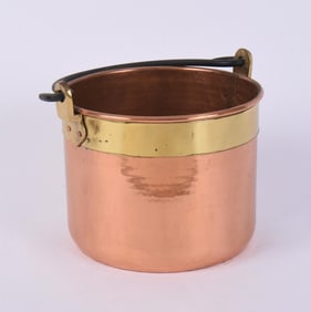 COPPER POT WITH HANDLE AND BRASS BAND.