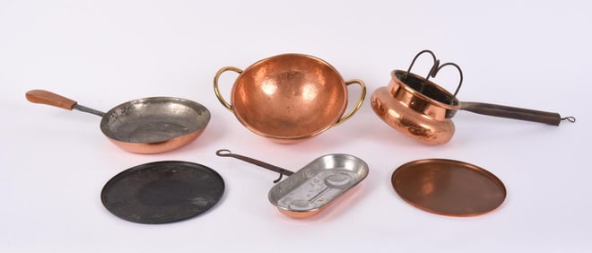 GROUP OF FIVE COPPER KITCHEN ITEMS.