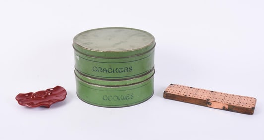 SMALL GROUP OF KITCHEN ITEMS.