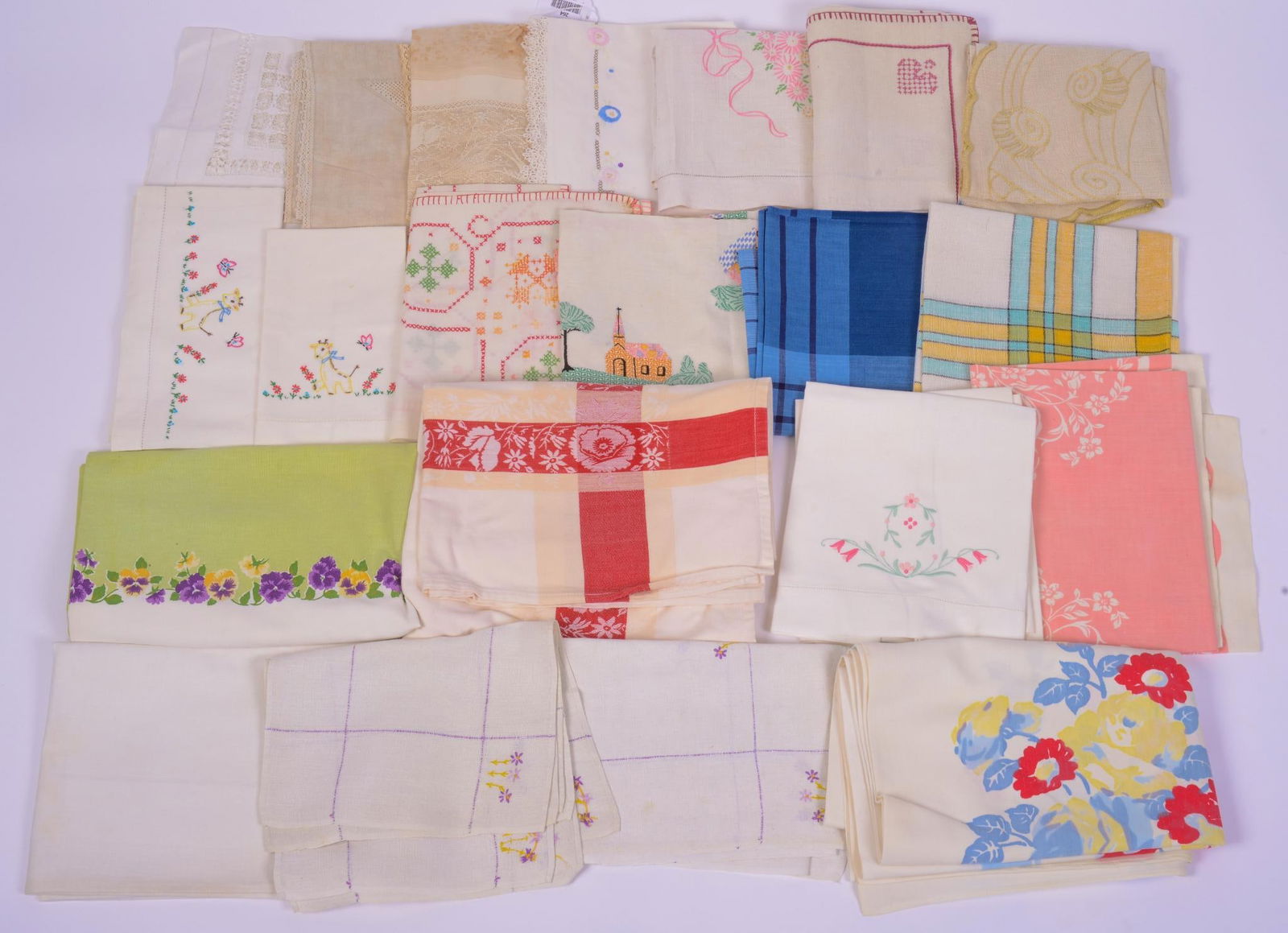 2 HOLIDAY TABLECLOTHS WITH 19 WHITE NAPKINS (1 of 3)