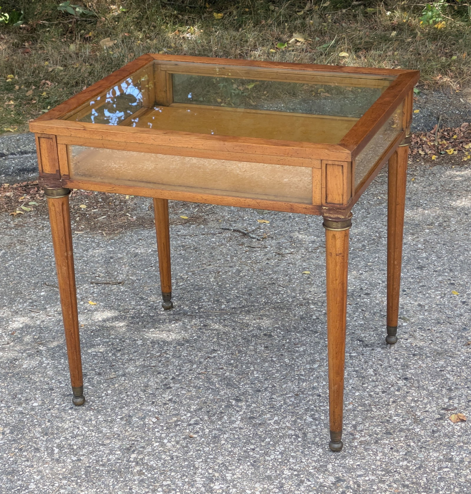 20th C French Maple Vitrine: H 26, W 26, D 22