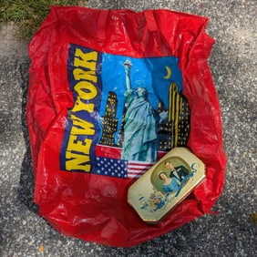 NY Shopping Bag with Metal Container with King & Queen of England