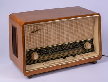 Delmonico Novum Radio.