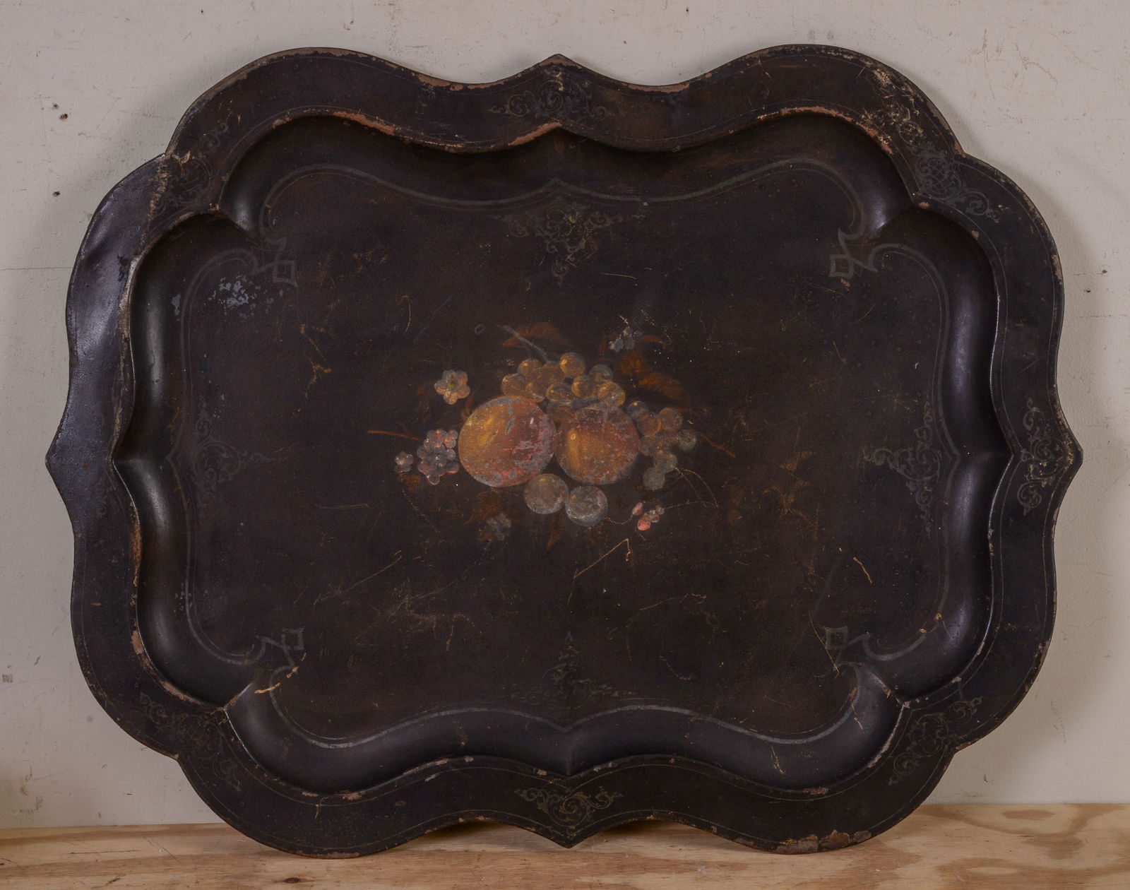 Large Painted Tinware Tray. (1 of 2)