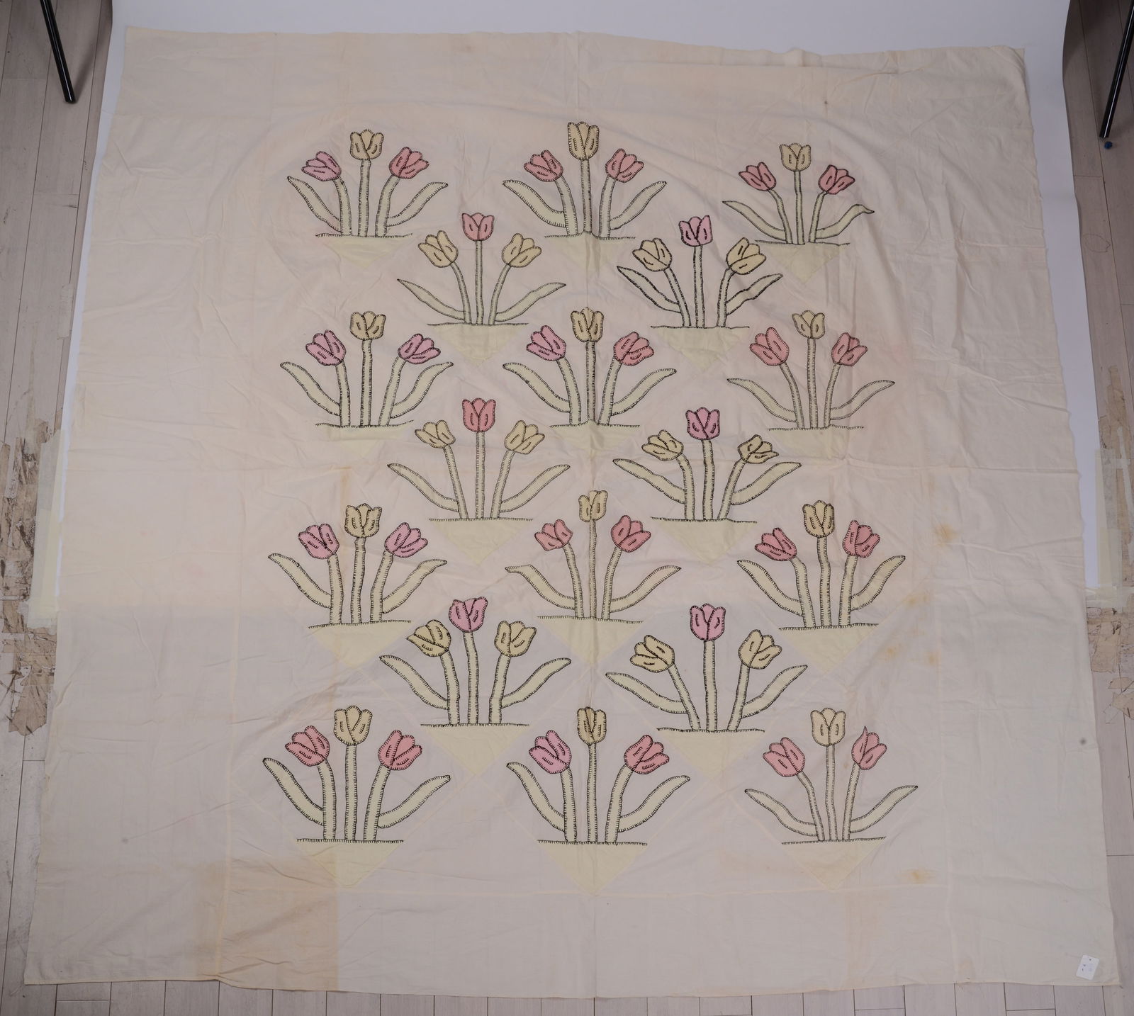 Quilt Topper With Tulips. (1 of 6)