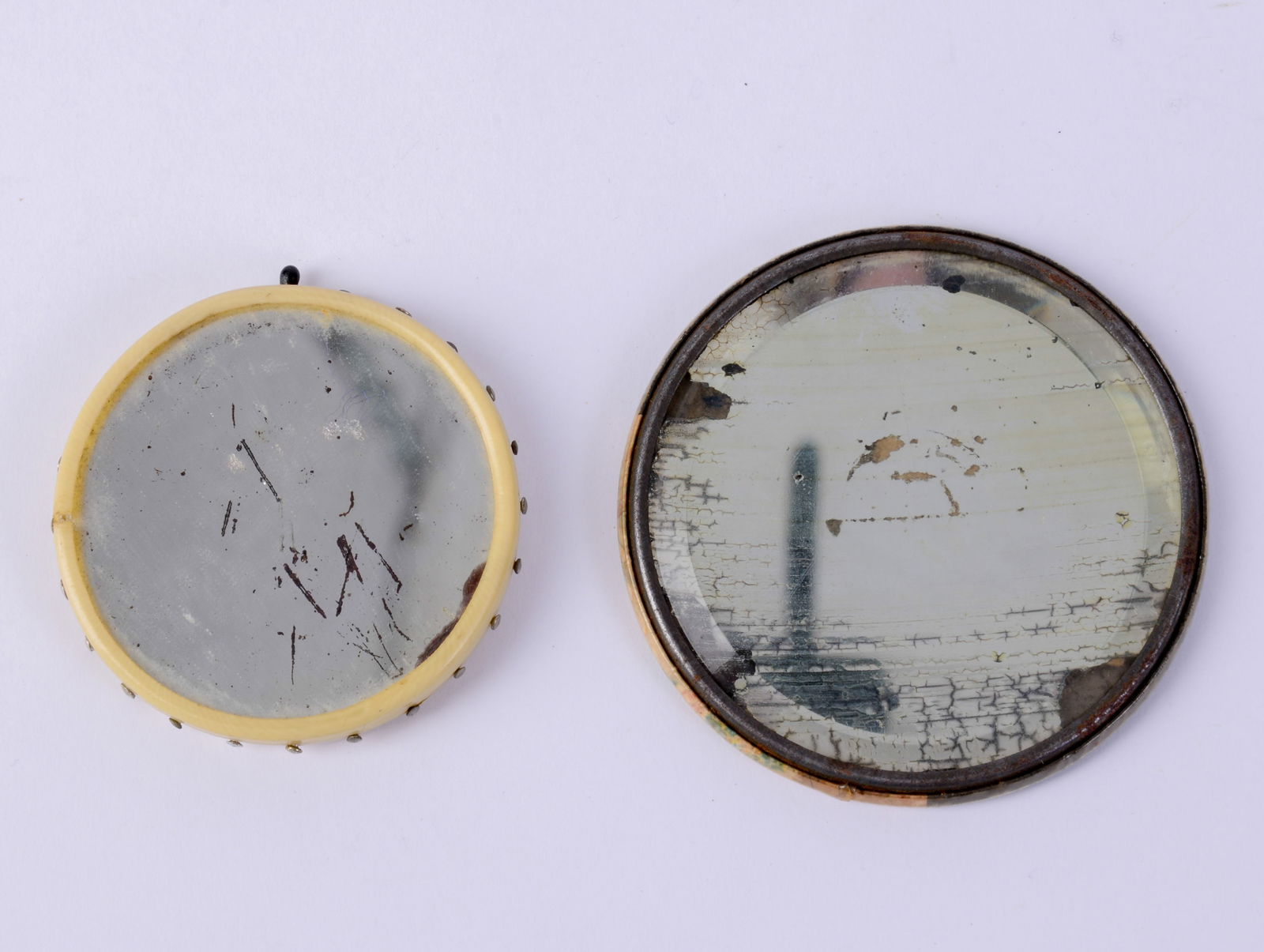 Two Vintage Compact Mirrors. - 2