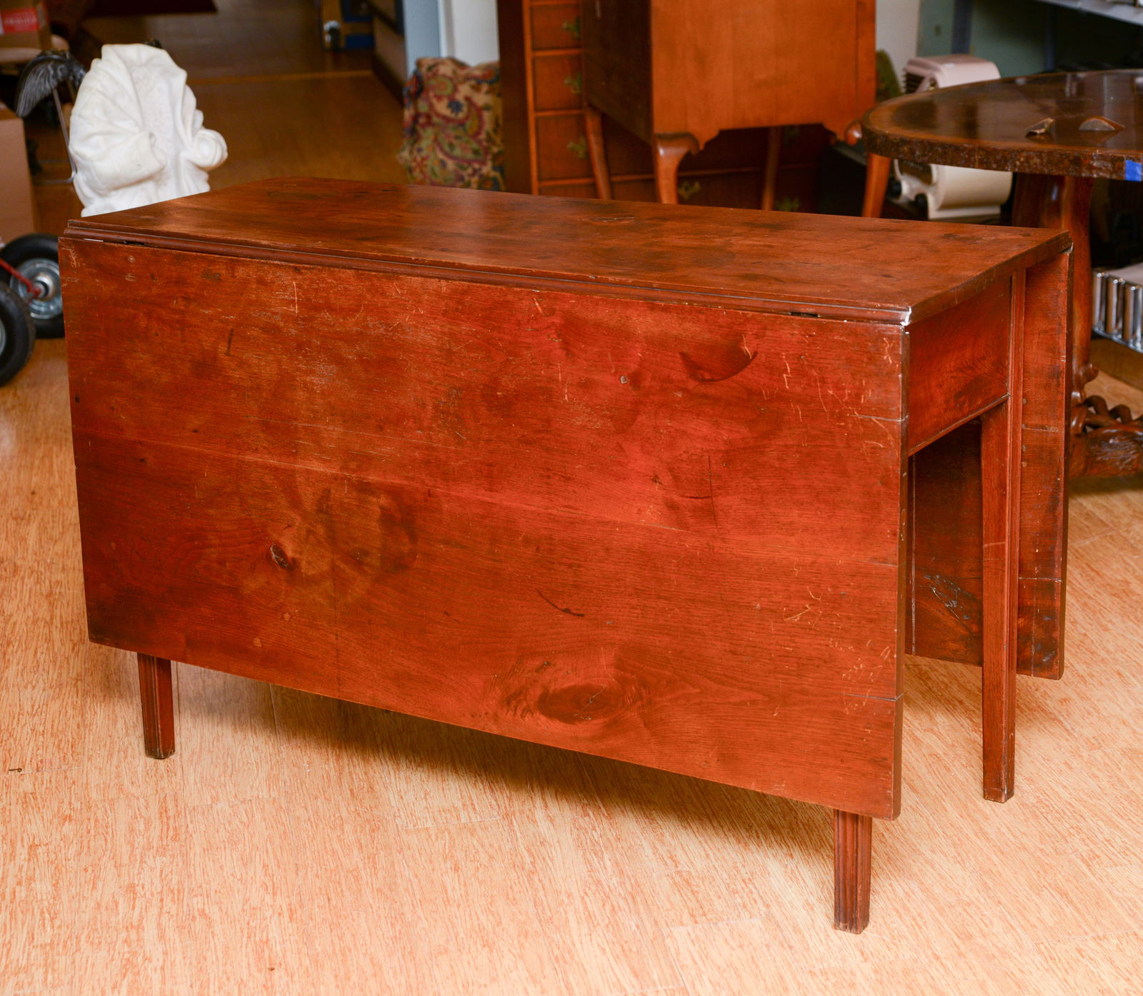 SOUTHERN HEPPLEWHITE WALNUT DROP LEAF TABLE. - 2