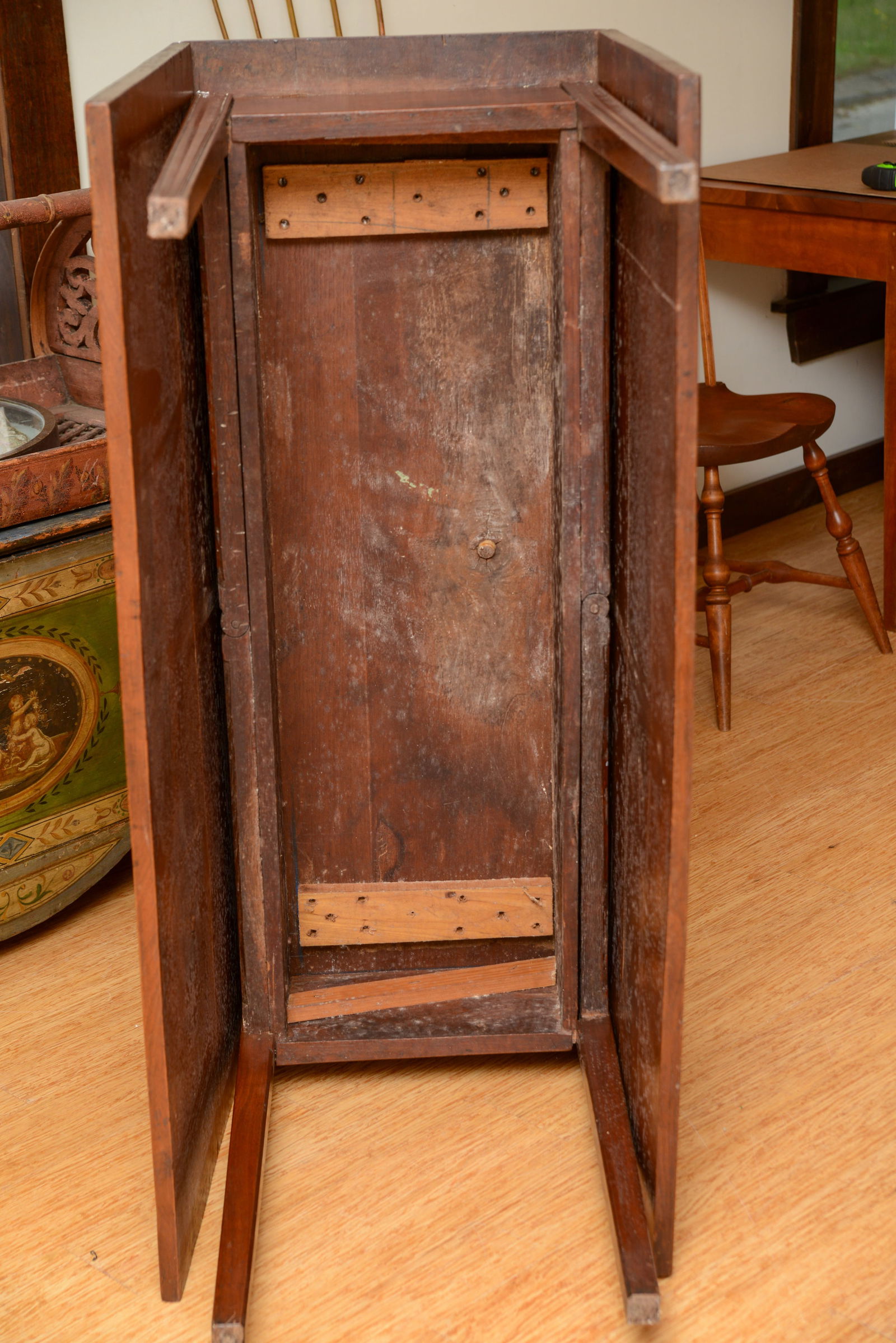 SOUTHERN HEPPLEWHITE WALNUT DROP LEAF TABLE. - 3