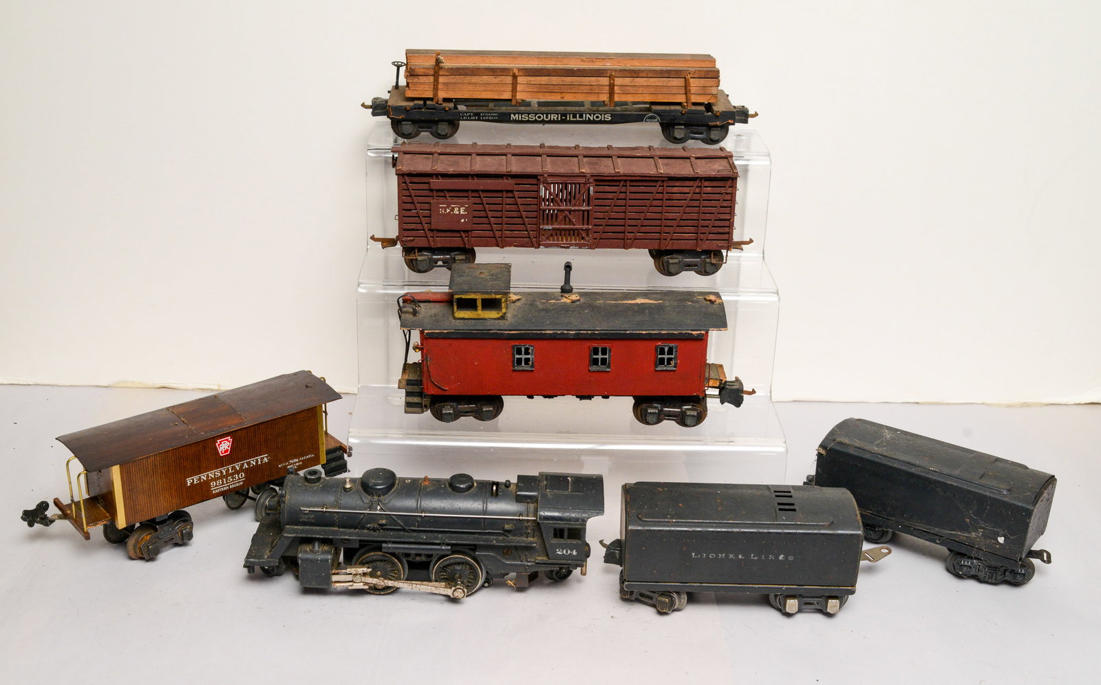 Lionel Pre-War 204 Locomotive and Four Cars.: Also includes Pennsylvania car.