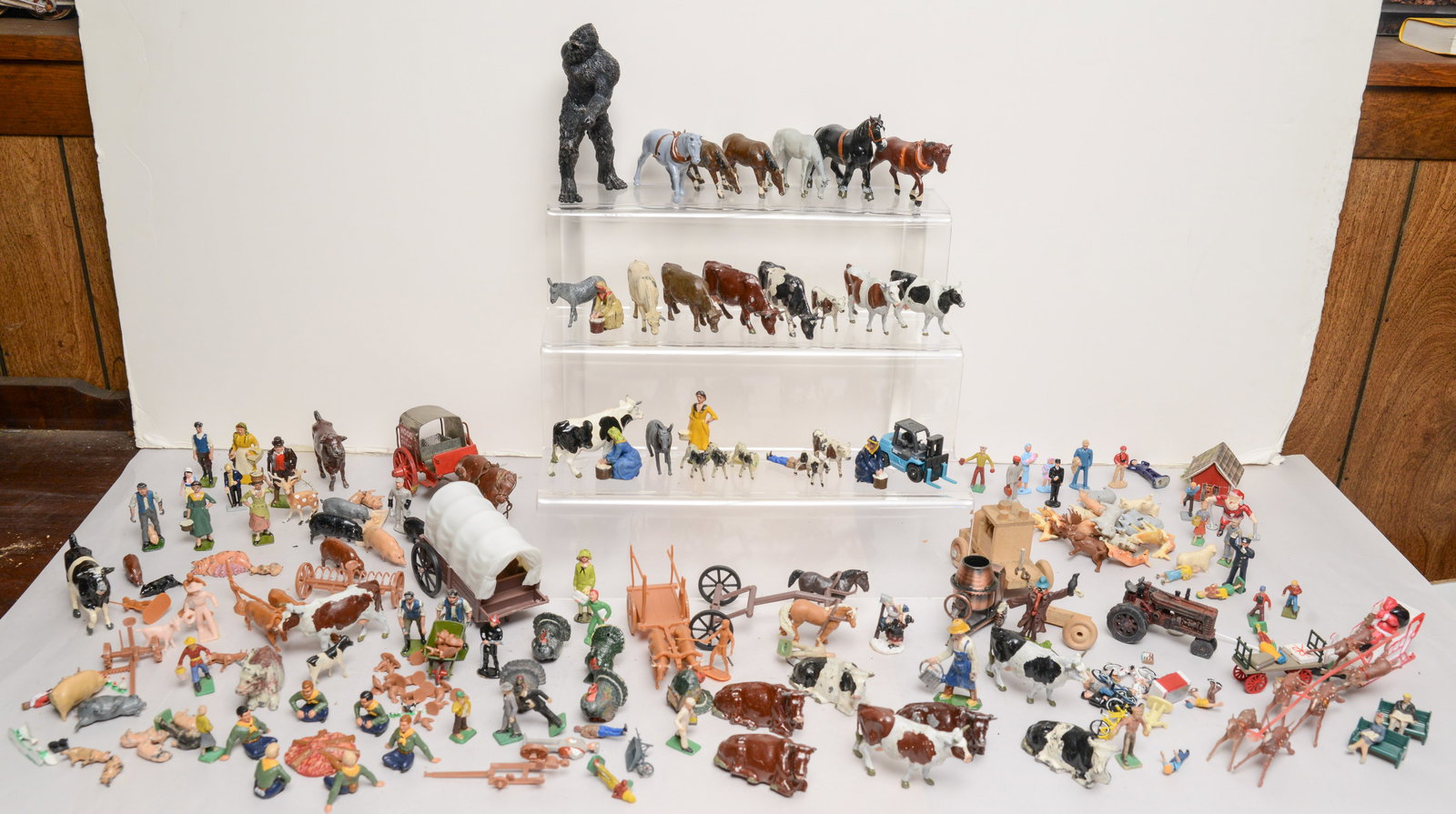 Extensive Figure Collection.: Animals and people, some lead, some plastic. Some damages.