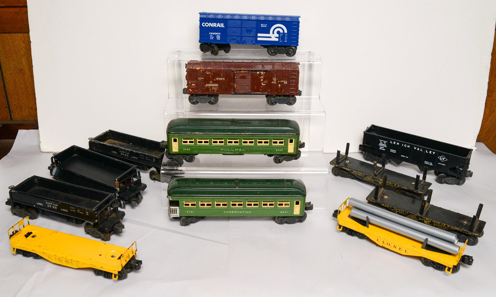 Twelve Lionel O Gauge Train Cars. (1 of 4)