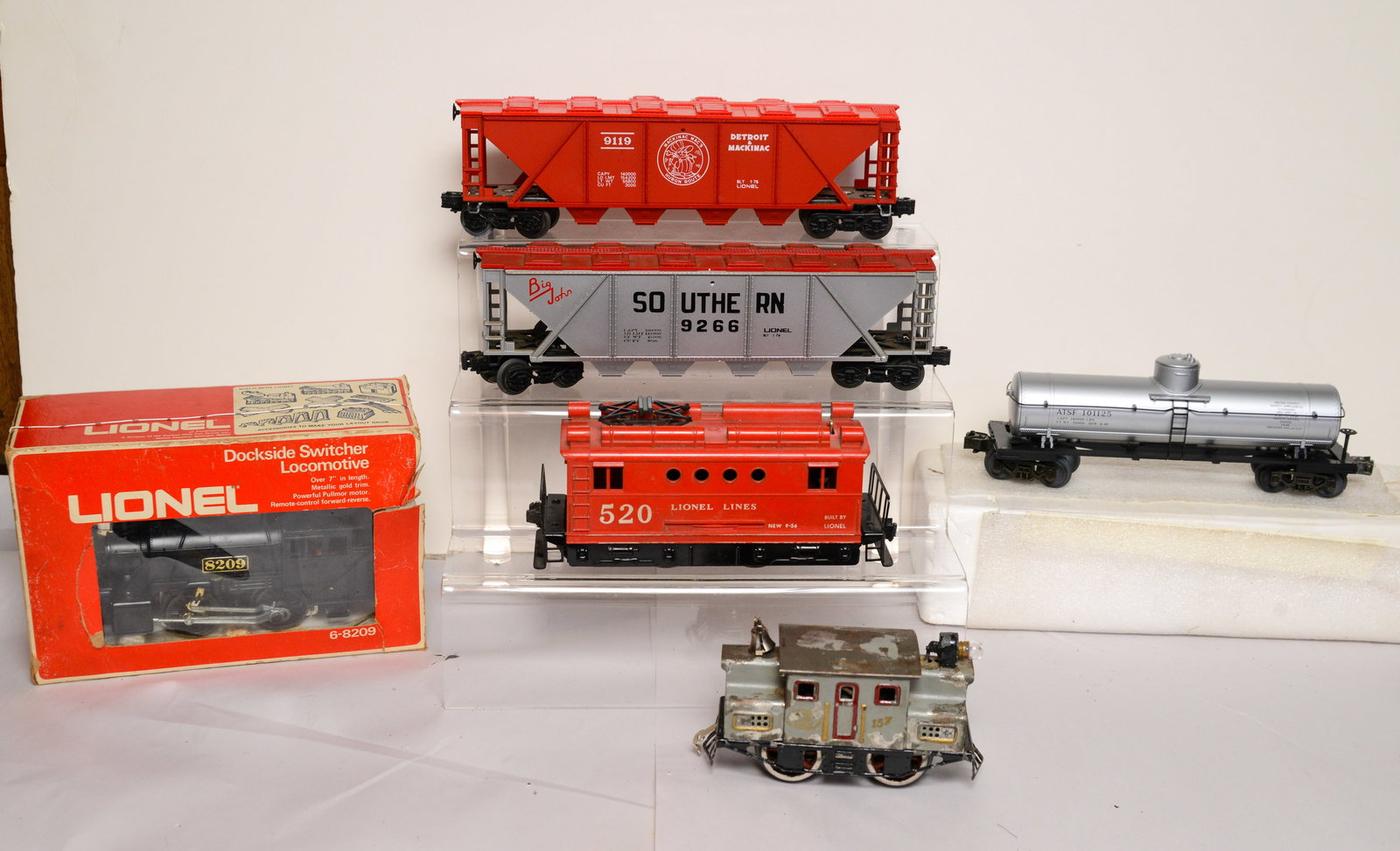 Lionel Locomotive and Four Cars.: 9119, 9266, 520, ATSF 101125. Together with an older locomotive.