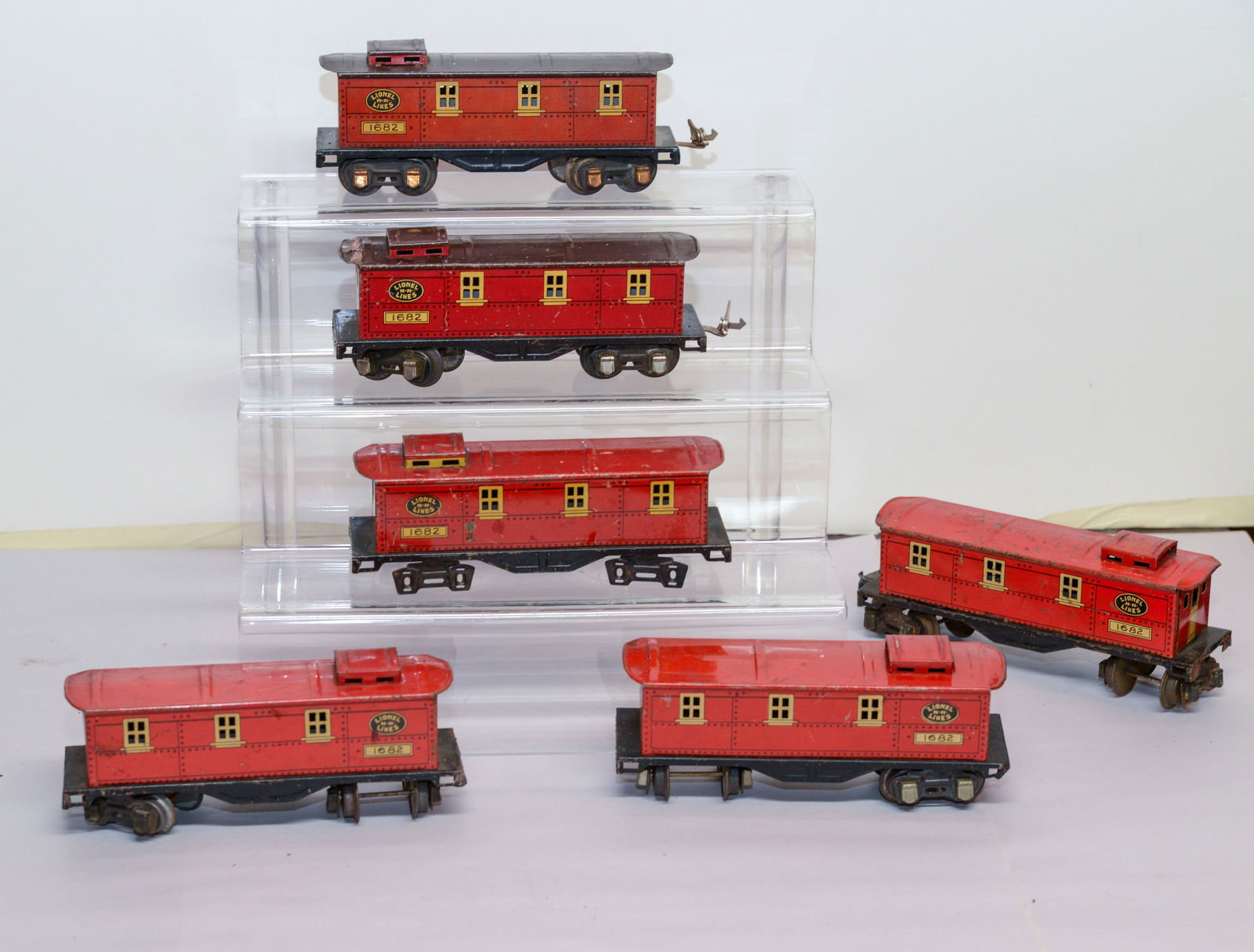 Six Lionel Pre-War 1685 Cabooses.: Some light scratches.