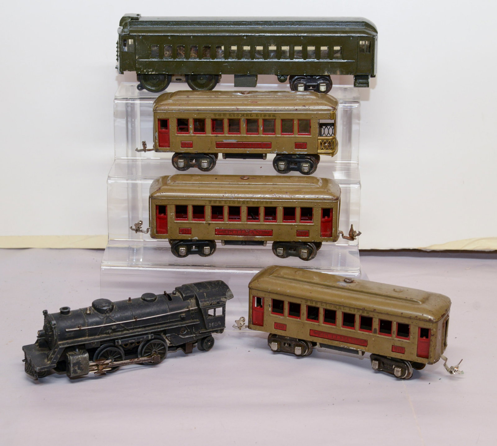 Lionel 1655 Locomotive and Four Observation Cars.: Some scratches.